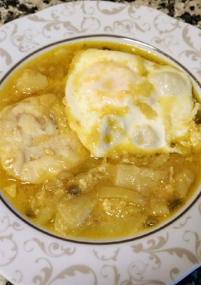 Una foto de Merluza con calabacín y huevos cuajados