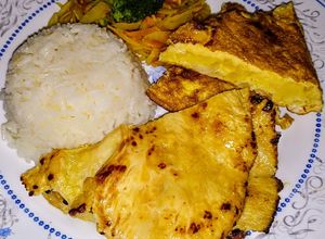 Una foto de CORRIENTAZO Costeño, con Tortilla española...!