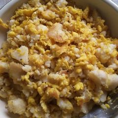 A picture of Leftover ugali with eggs.