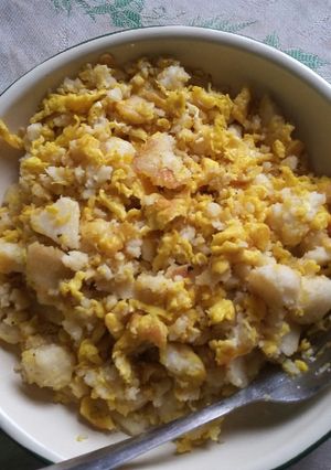 A picture of Leftover ugali with eggs.