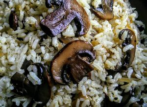 Una foto de ARROZ🍚de🧅Cebolla y Champignones🍄🍄...!