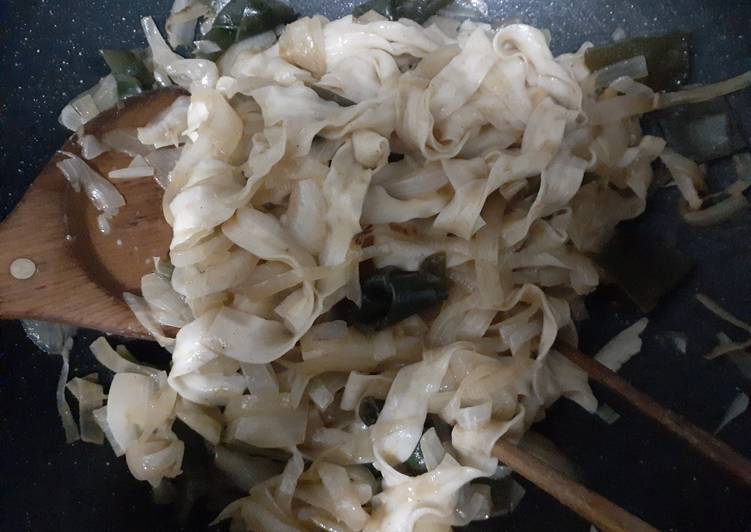紅薑黃洋蔥海帶炒麵