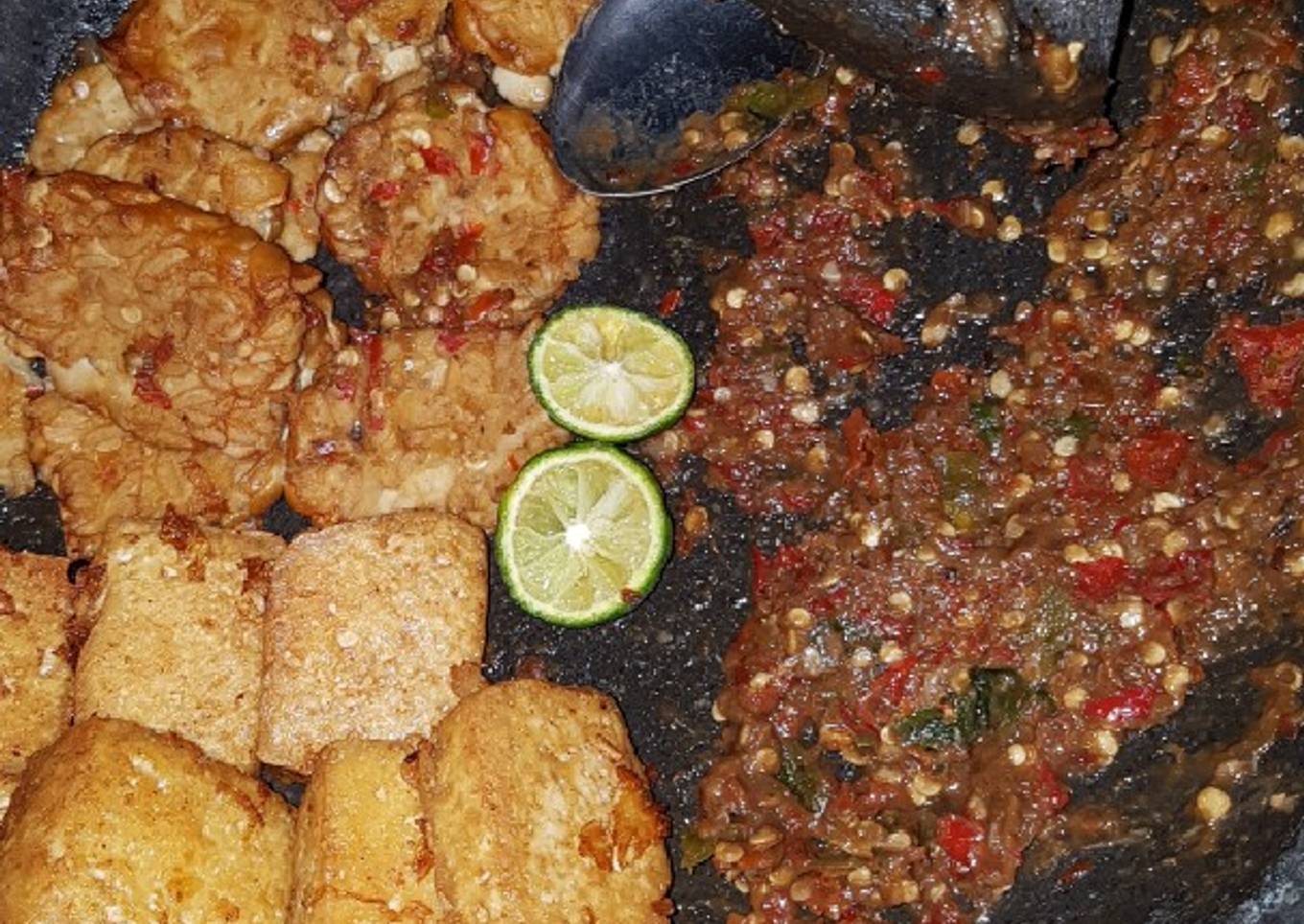 Sambal terasi ditemani tempe geprek tahu goreng