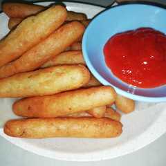 รูปของ 42. Cheezy potato stick / stik kentang keju
