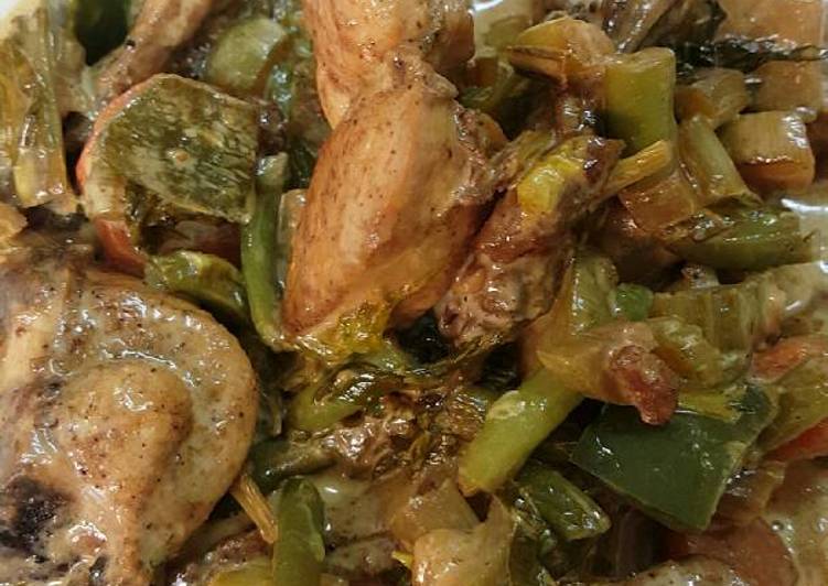 صدور دجاج بكريمة الطبخ والخضار
