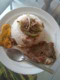 Arroz blanco con Bistec encebollado