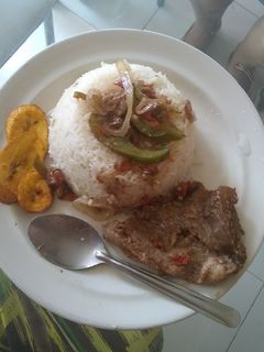 Una foto de Arroz blanco con Bistec encebollado
