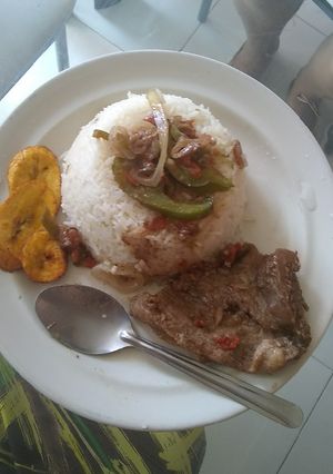 Una foto de Arroz blanco con Bistec encebollado