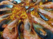 Una foto de paella de marisco en olla