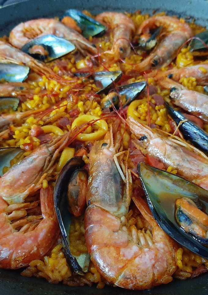 Una foto de Paella marinera
