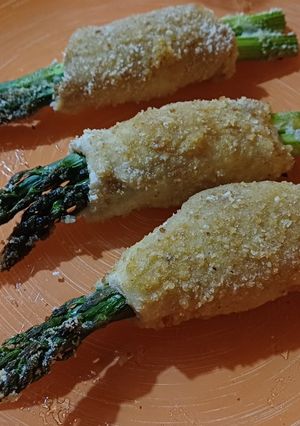 Foto di Involtini di pollo con asparagi e parmigiano
