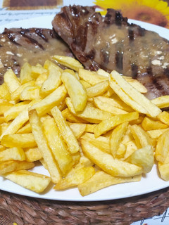 Una foto de Entrecot de vaca rubia gallega en salsa de yogurt