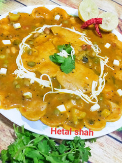 वेजिटेबल दाल ढोकली (Vegetable dal dhokli recipe in Hindi) रेसिपी मुख्य फोटो