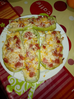 Una foto de Calabacín relleno de jamón york y queso en microondas