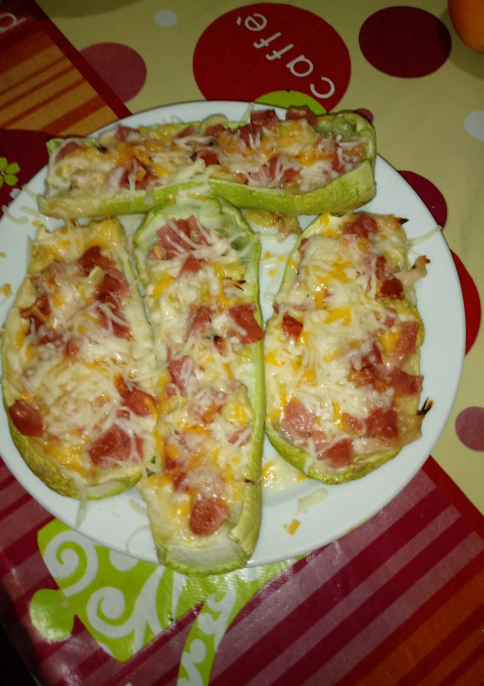Una foto de Calabacín relleno de jamón york y queso en microondas