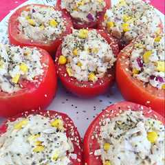 A picture of Tomates 🍅 rellenos frescos!.