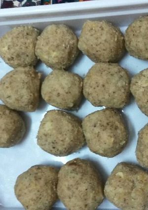 आटे सूजी खोये की पिन्नी (Aate, suji, Khoye ki pinni recipe in hindi) रेसिपी मुख्य फोटो