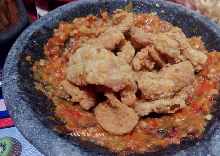 Resep Kulit Ayam Crispy Sambel Korek #Rabubaru, Lezat Sekali