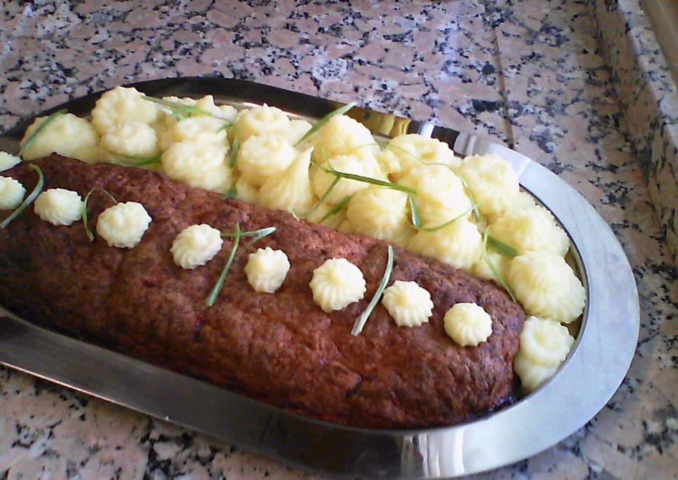 Rollo de carne picada con puré de patatas