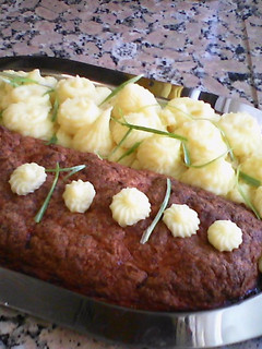Una foto de Rollo de carne picada con puré de patatas