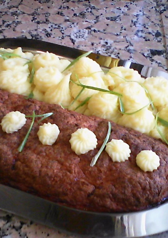 Una foto de Rollo de carne picada con puré de patatas
