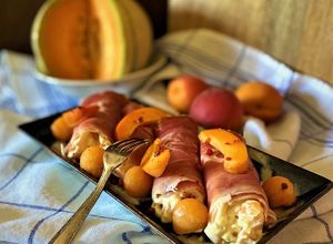 Une photo de Rouleaux de jambon Serrano farcis au melon et aux abricots