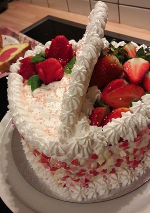O poză a rețetei Tort cu cremă de vanilie, căpșuni și frișcă.