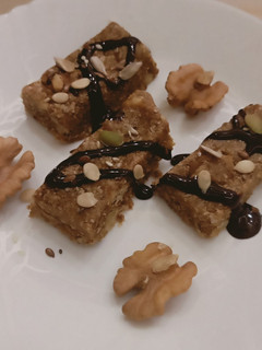 वॉलनट ग्रानोला बार (walnut granola bar recipe in marathi) रेसिपी चे मुख्य फोटो