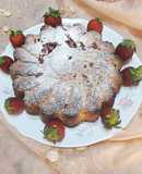 Torta alle fragole con farina di mandorle e gocce di cioccolato