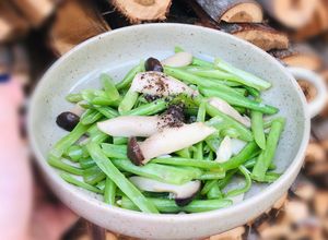 Hình của món Đậu cove xào nấm đùi gà.