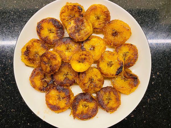 Món tráng miệng ngon dễ làm: chuối áp chảo với quế bơ đường