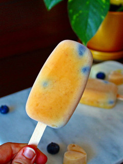 Una foto de Helados de mango y arándanos