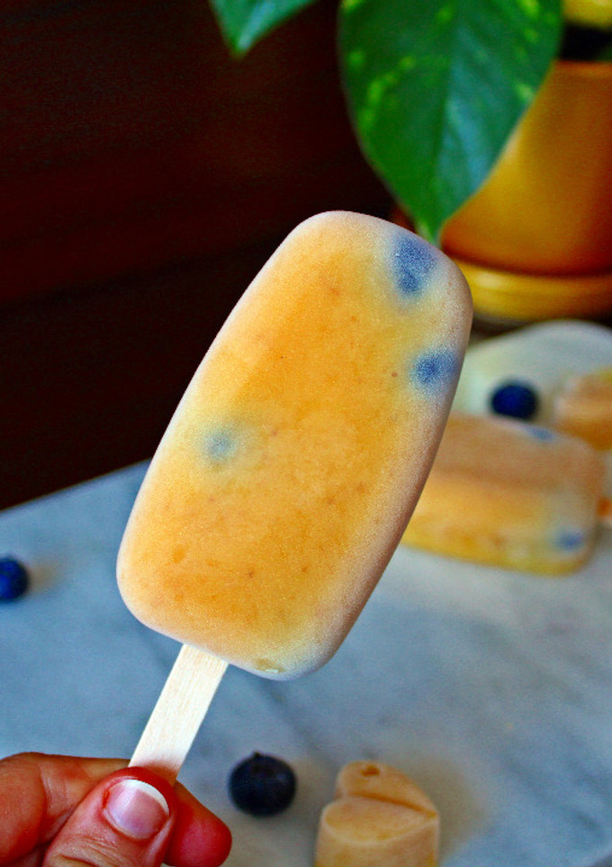 Una foto de Helados de mango y arándanos