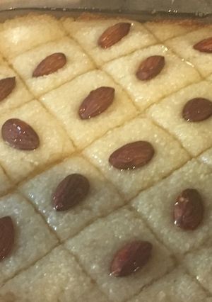 Una foto de Harise (postre árabe de sémola blanca)