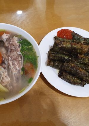 Hình của món Canh đầu cá Lăng + chả quấn lá lốt.