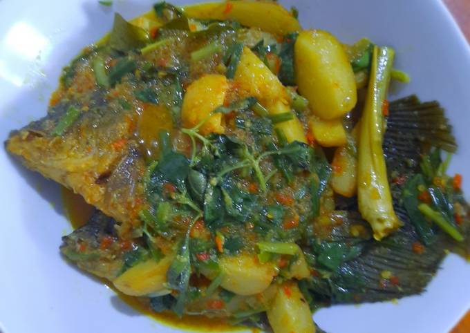 Cara Gampang Menyiapkan Ikan gurame bumbu kuning kemangi, Sempurna