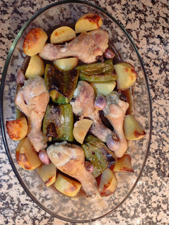 Una foto de Muslitos con patatas y pimientos 😋😋