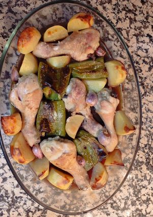 Una foto de Muslitos con patatas y pimientos 😋😋