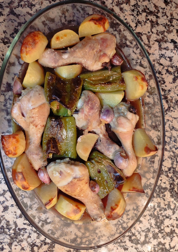 Una foto de Muslitos con patatas y pimientos 😋😋