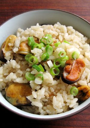 A picture of Mussels Takikomi Gohan.