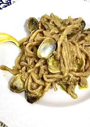Foto di Pici al pesto di pistacchi, con vongole veraci e profumo di limone