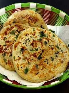 ஆலு குல்ச்சா(aloo kulcha recipe in tamil) செய்முறை முக்கிய புகைப்படம்