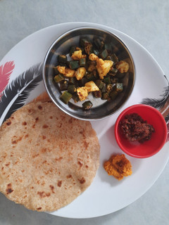 મસાલા પનીર ભીંડી(Masala paneer bhindi Recipe in Gujarati) રેસીપી મુખ્ય ફોટો