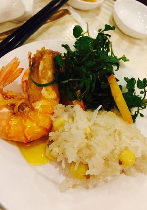 Hình của món Tôm sốt chanh dây - xôi đậu xanh.