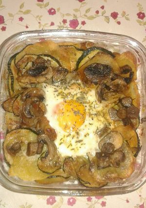 Una foto de Cazuelita de verduras con huevo