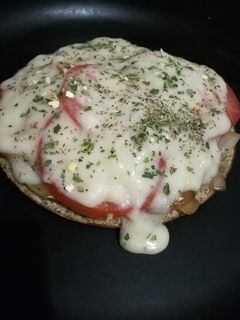 Una foto de Pizza individual, sin harina de trigo. (En sartén)