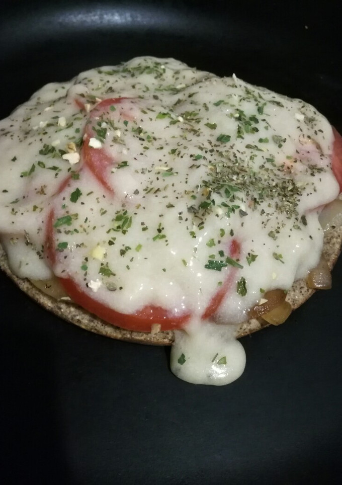 Una foto de Pizza individual, sin harina de trigo. (En sartén)
