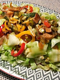 Una foto de Ensalasa de salteado de verduras y setas al estilo asiático