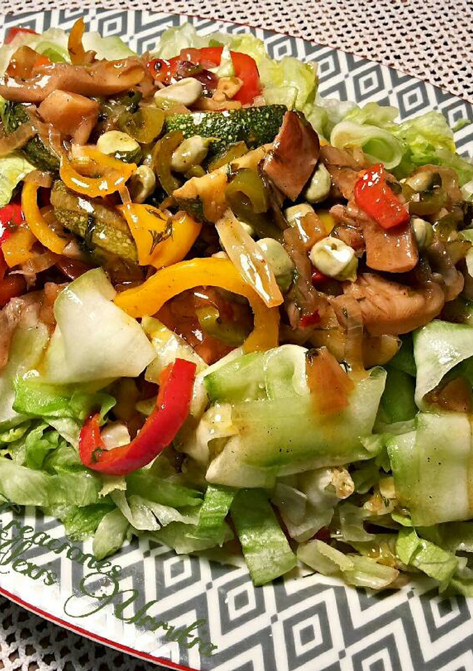 Una foto de Ensalasa de salteado de verduras y setas al estilo asiático