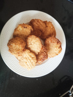 सूजी मैदा से बना ठेकुआ(suji maida se bna thekua recipe in hindi) रेसिपी मुख्य फोटो